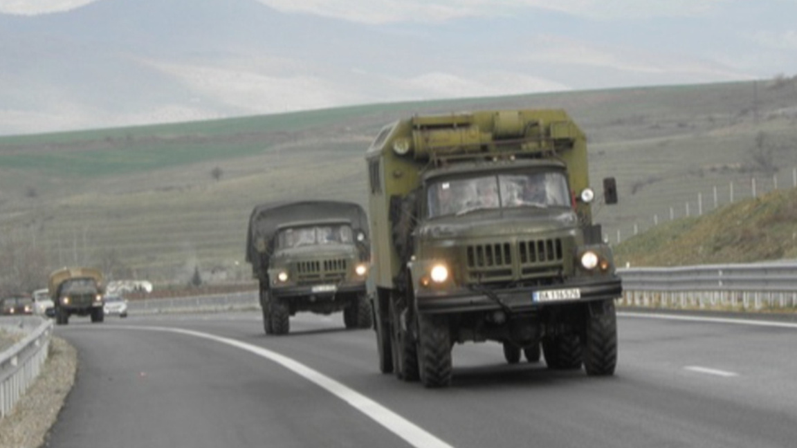 Военна техника минава през страната