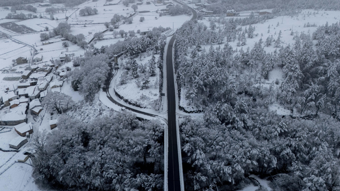 Покрито от сняг село в Северна Испания