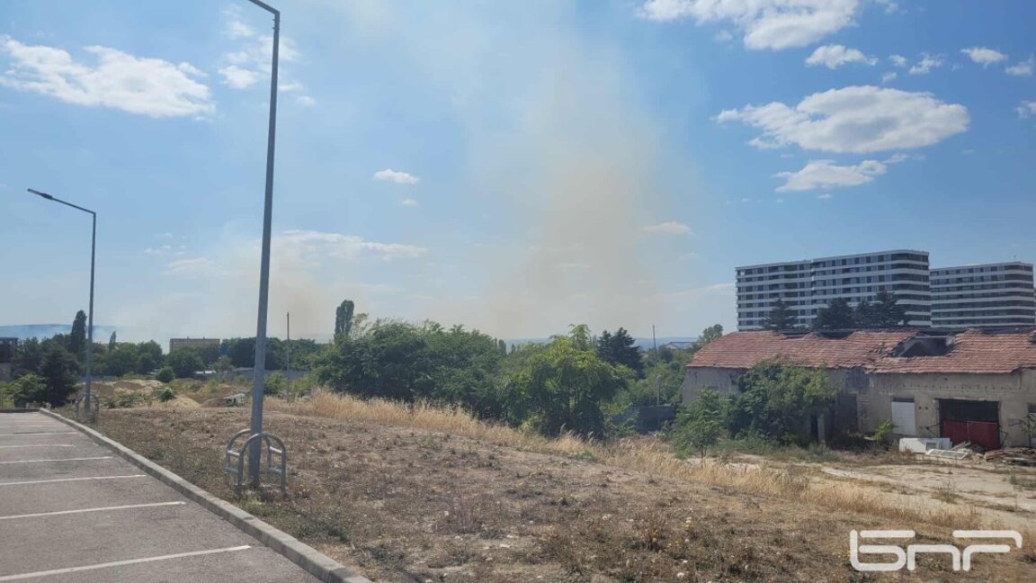 Пожар в сухи треви гори на улица "Девня" във Варна
