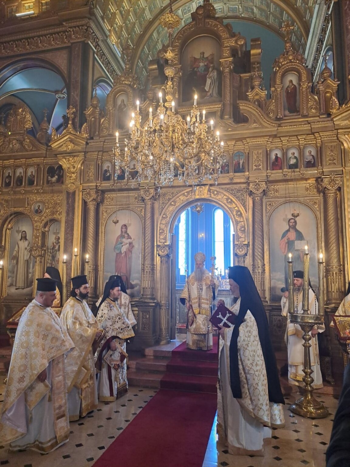 Дядо Николай отслужи архиерейска св. Литургия в Желязната църква в Истанбул