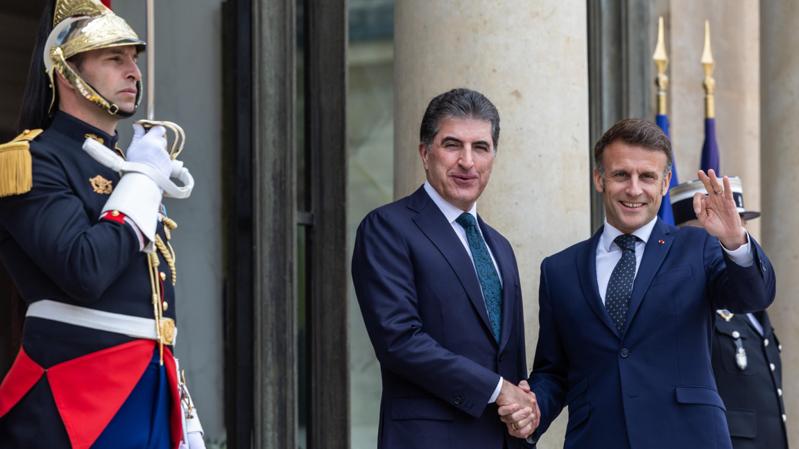 Френският президент Еманюел Макрон (вдясно) поздравява президента на регионалното правителство на Иракски Кюрдистан (КРП) Нечирван Барзани (вляво) в Елисейския дворец в Париж, Франция, архив, април 2025 г.
