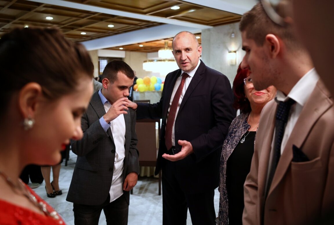 Президентът Румен Радев се срещна в края на май с абитуриентите в рамките на инициативата „Подкрепи една мечта“