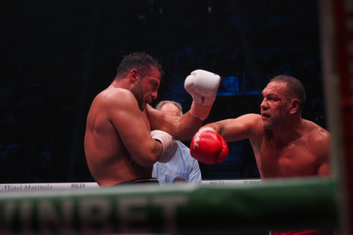 Кубрат Пулев (вдясно) спечели по точки срещу Махмуд Чар.