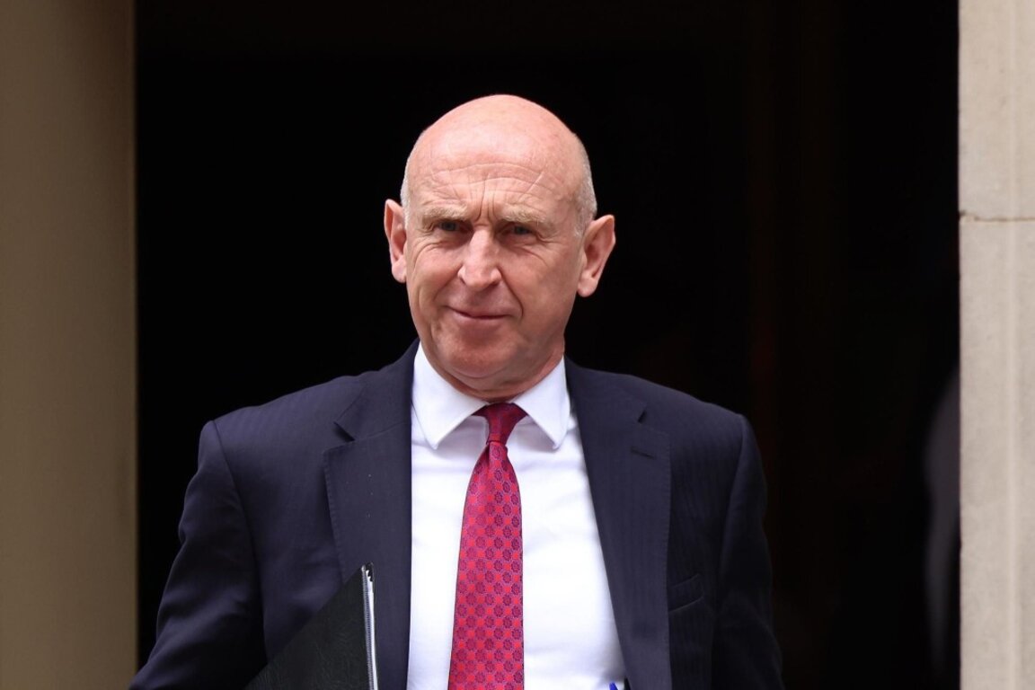 Министърът на отбраната на Великобритания Джон Хийли