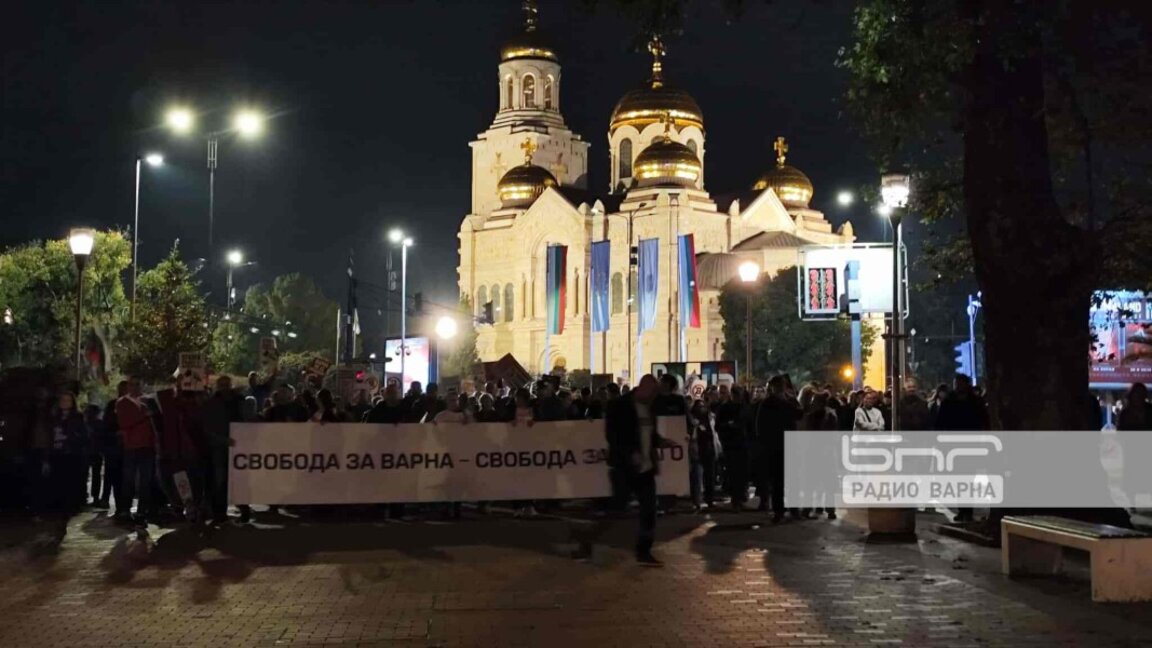 Пореден протест в подкрепа на Благомир Коцев във Варна, блокираха кръстовища (СНИМКИ)