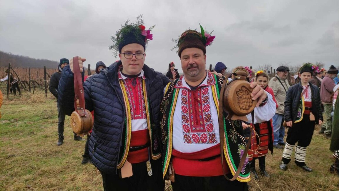 Γεμάτα ποτήρια με κρασί στην γιορτή του Τρύφωνα του Κλαδευτή