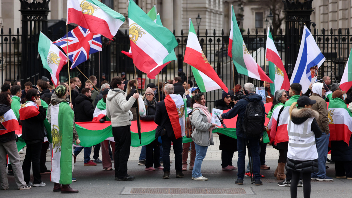 Протестиращи в Лондон изразиха несъгласието си с настоящия режим в Иран