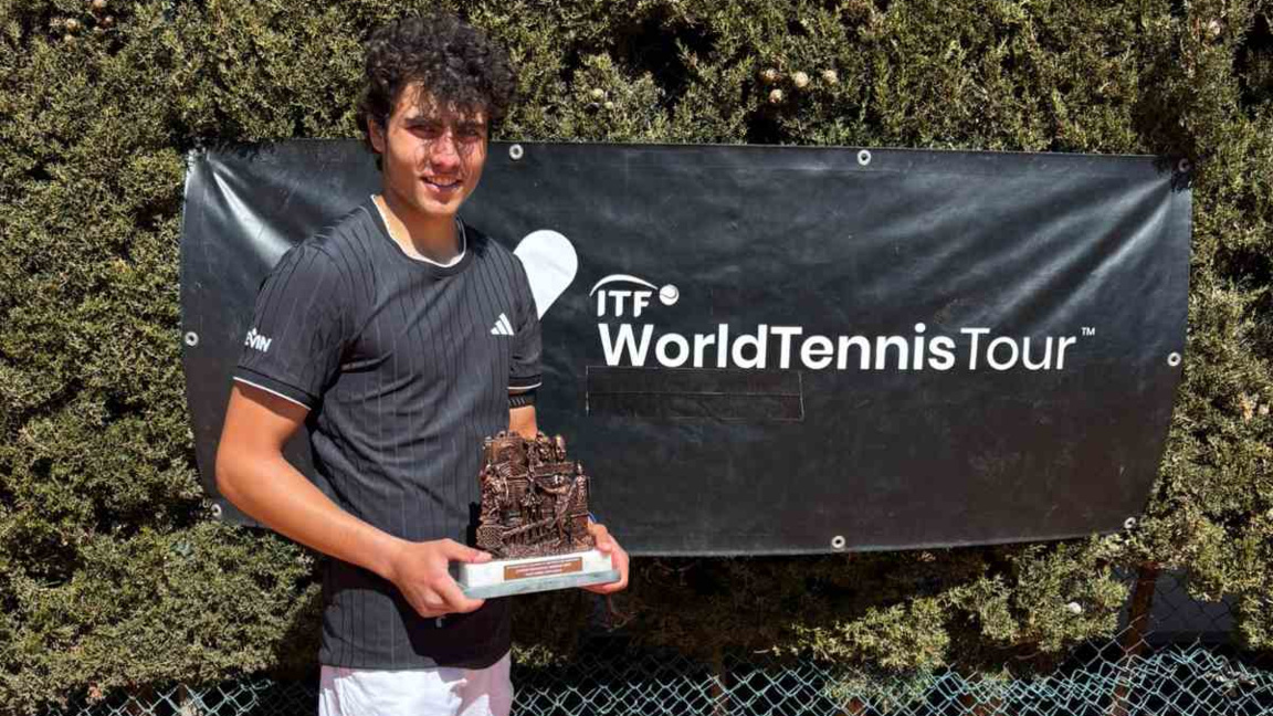 Иван Иванов с трофея в Тарагона