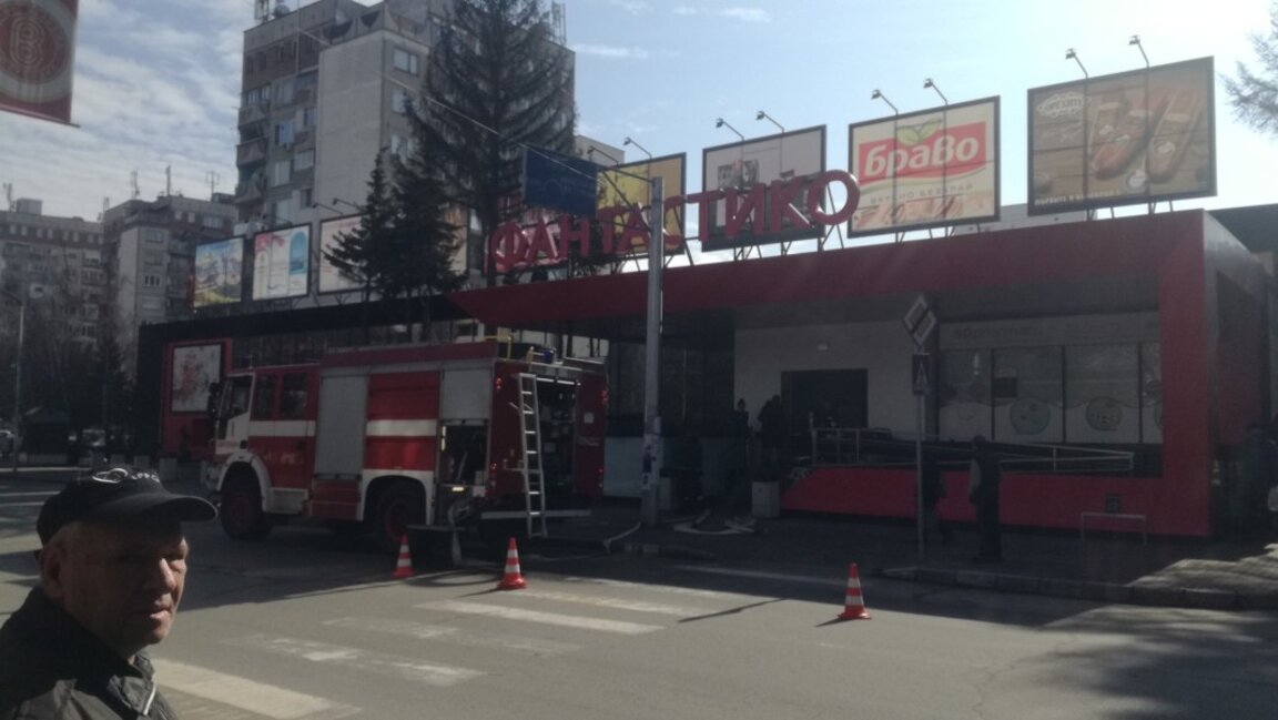 Пожар избухна в търговски обект в Кюстендил