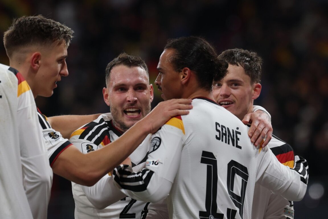 Германските национали се радват на победата над Словакия.