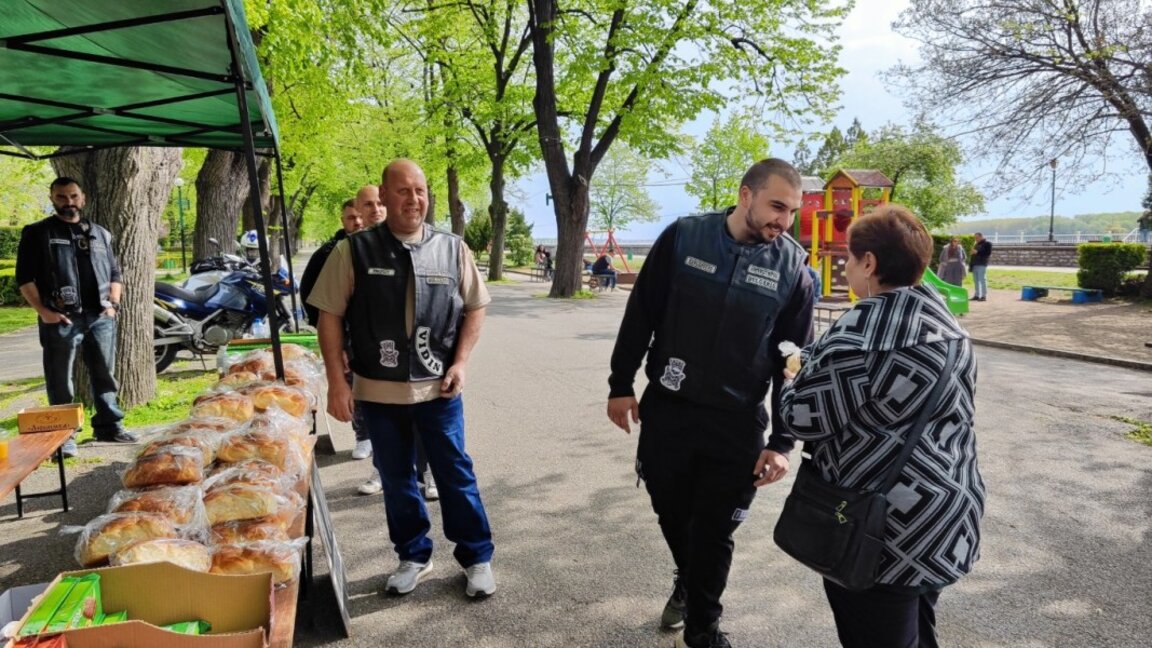 200 козунака раздадоха благотворително от видински мотоклуб