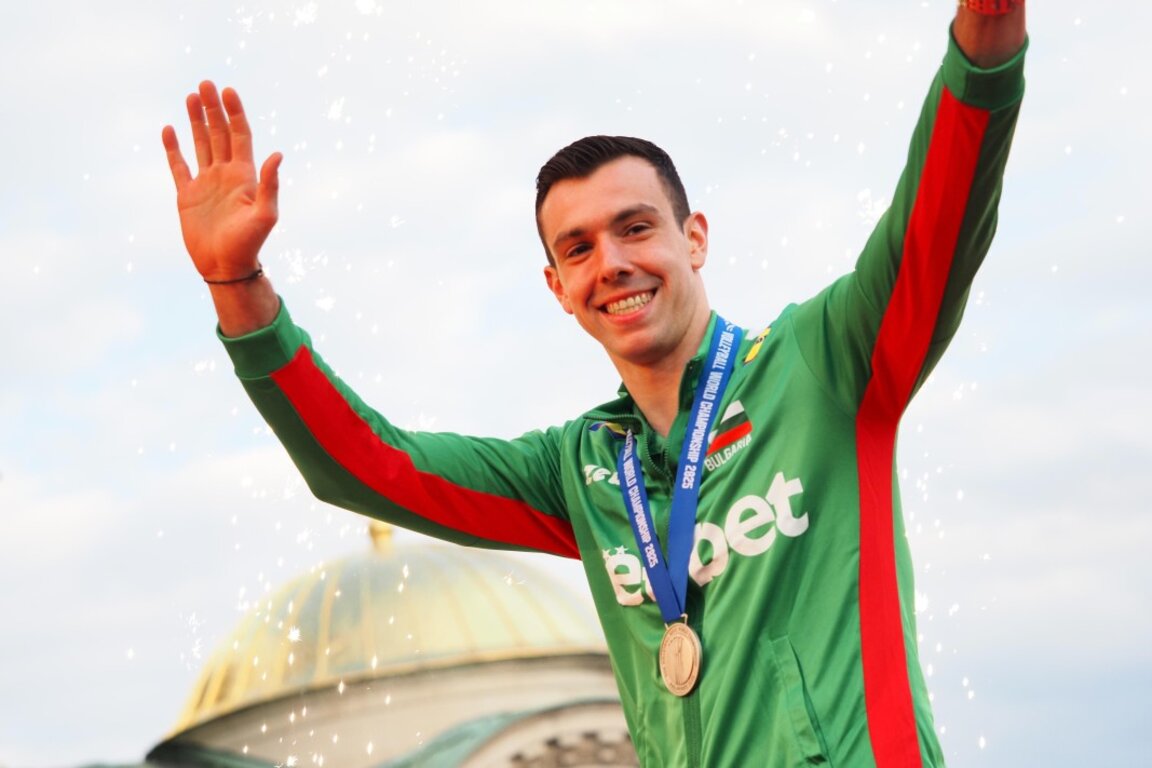 Аспарух Аспарухов със сребърния медал пред "Св. Александър Невски".