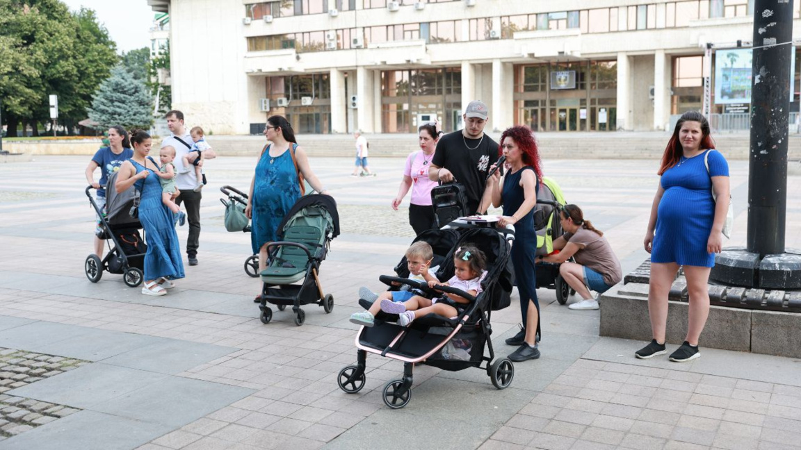 Padres vuelven a manifestarse por una prestación por maternidad digna