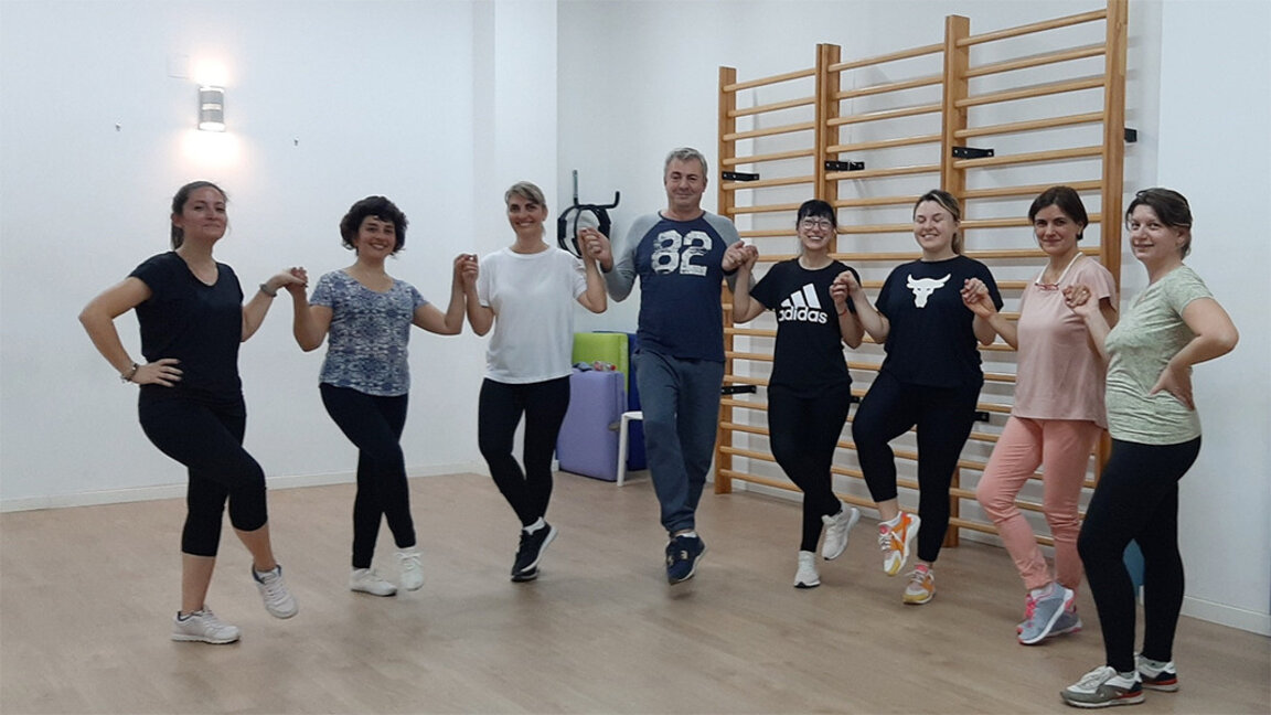 Una clase de baile en el club "Manista"