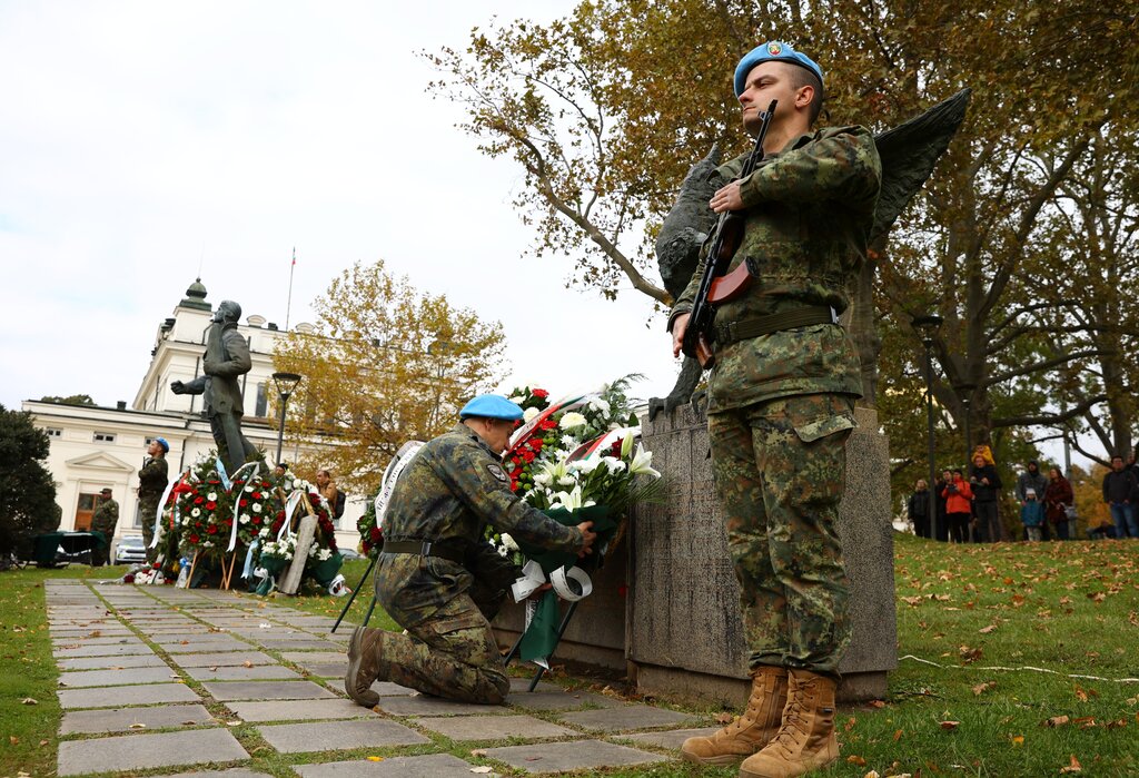 18 октомври 2026 г. Денят на военния парашутист се отбелязва пред паметната плоча на загиналите военни парашутисти на пл. "Народно събрание" в столицата.