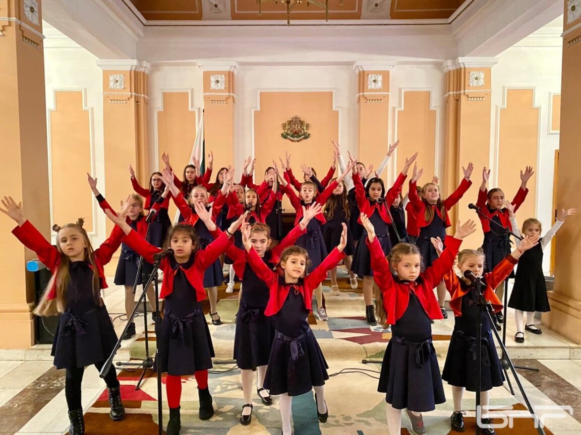 Вокална група "Калпазани" с благотворителен концерт