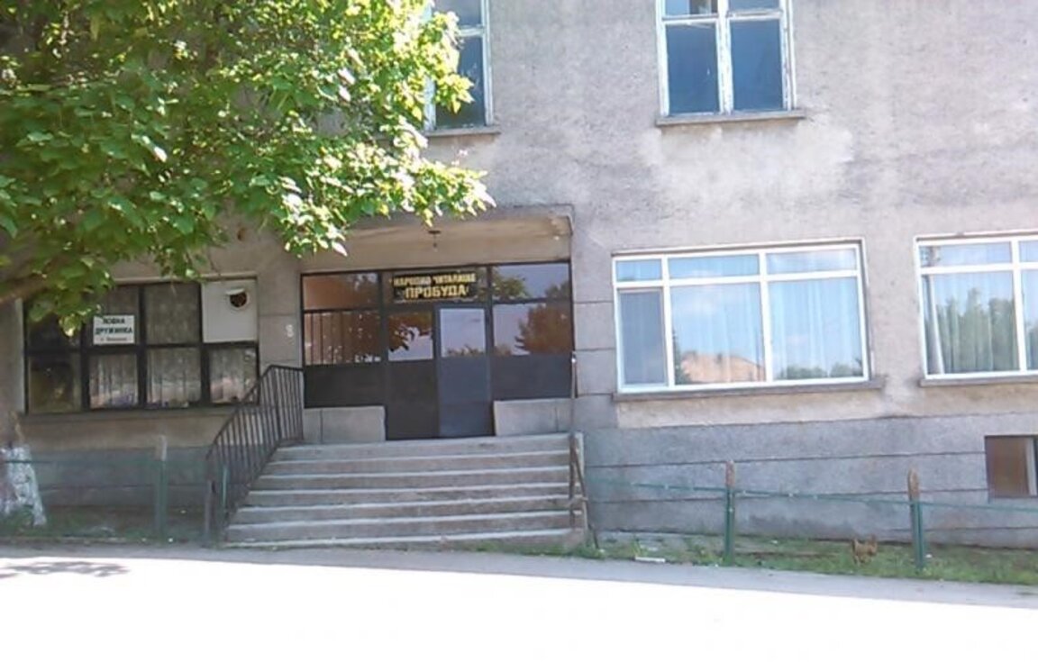 Столове за читалището на Божурка