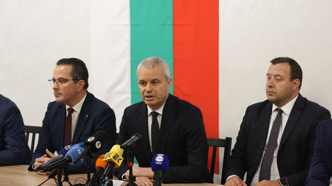 Председателят на "Възраждане" Костадин Костадинов (в центъра), Цончо Ганев (вляво) и Петър Петров (вдясно).