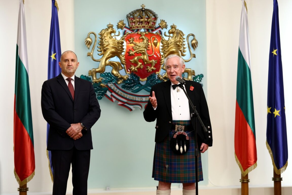 Радев удостои с Почетния знак на президента бившия британски посланик в Либия Антъни Лейдън