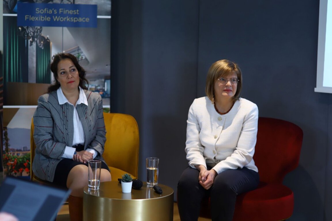 Христина Николова и д-р Диляна Николова (от ляво на дясно)