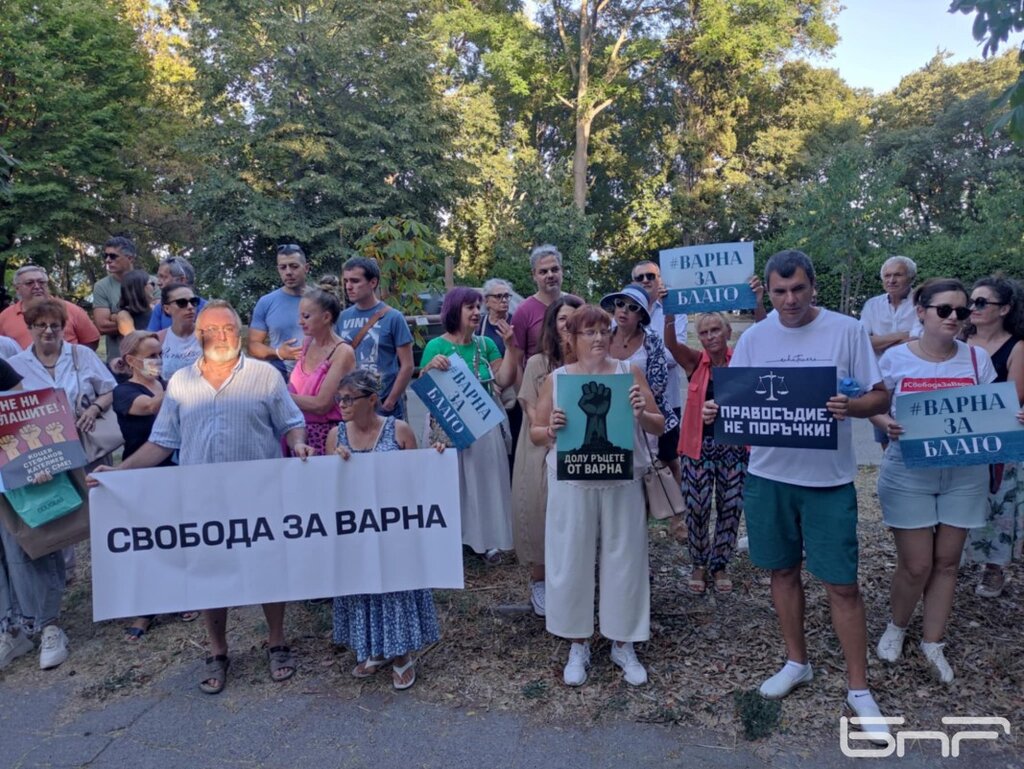 Протест в подкрепа на кмета на Варна пред ресторанта на Пламенка Димитрова