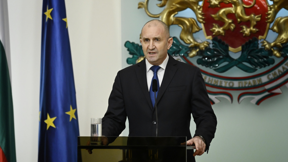 Румен Радев ще депозира днес оставката си в КС