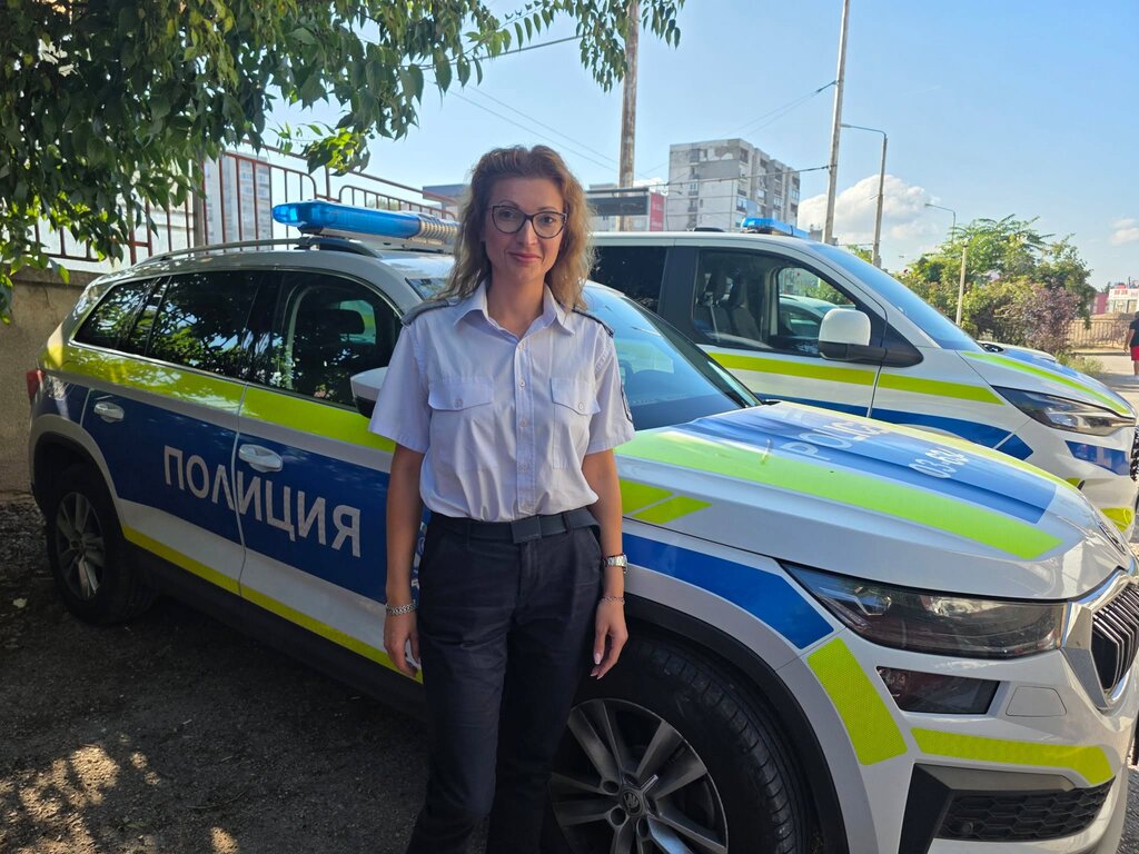 полицейски инспектор Петя Асенова от сектор "Пътна полиция" в Областната дирекция на МВР