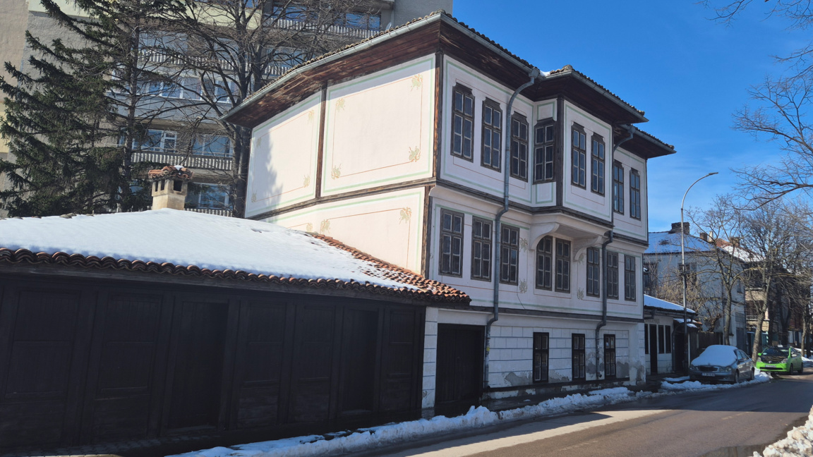 Реставрират Свещаровата къща