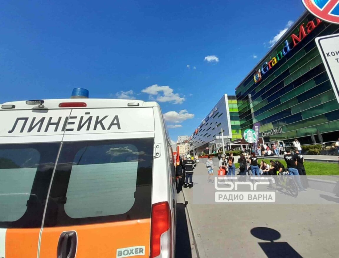 Пожар в голям търговски център във Варна