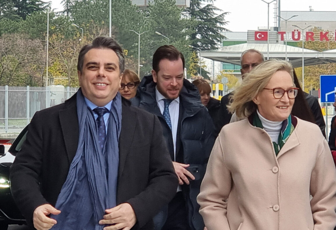 Асен Василев и Марейд Макгинес е запознаха с мерките, които предприема митницата против износа на стоки с двойна употреба за Русия през трети страни.