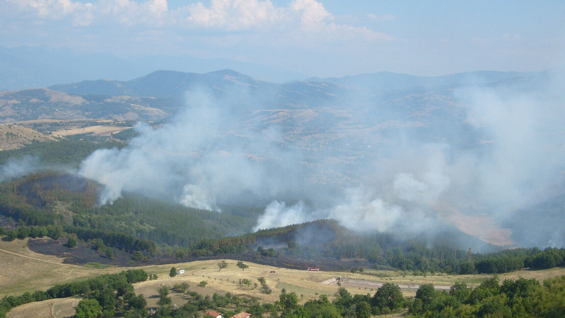 Продължава борбата с пожара в планината Славянка