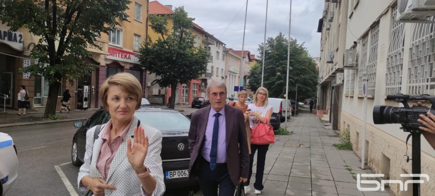 Здравният министър д-р Христо Хинков (в центъра) във Враца - 10 август 2023 г.