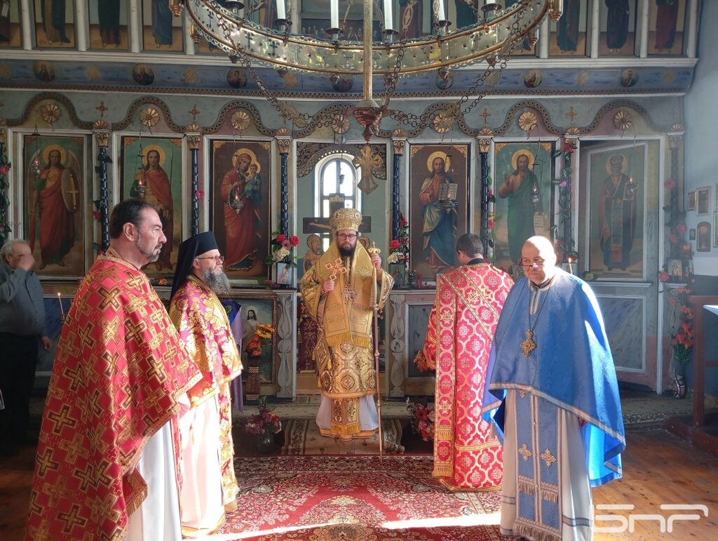 Видинският митрополит по време на литургия в Мала Кутловица