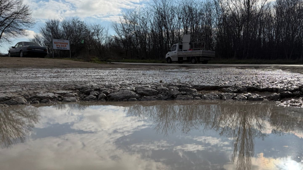 Разбита улица в Западната промишлена зона на Варна - изпитание за работещите там