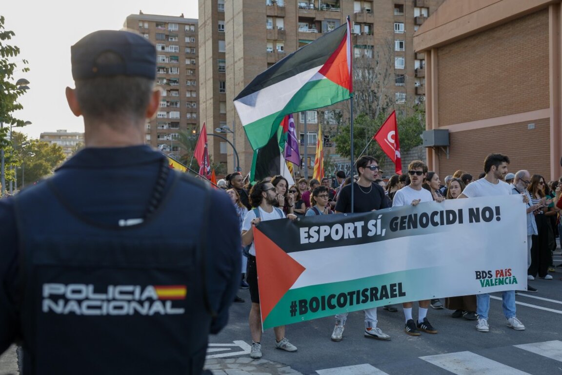 Протестиращи с плакати и знамена в подкрепа на палестинците пред Roig Arena във Валенсия, Испания, 15 октомври 2025 г.