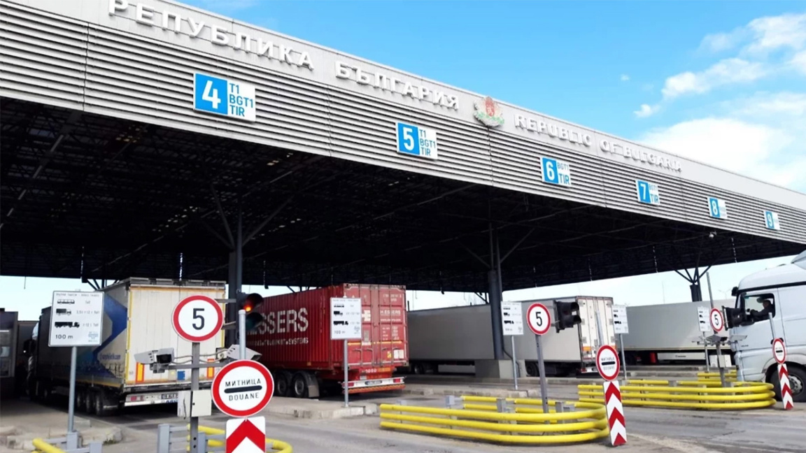 Kalimi i kamionëve drejt Turqisë është shumë i ngarkuar në kufi