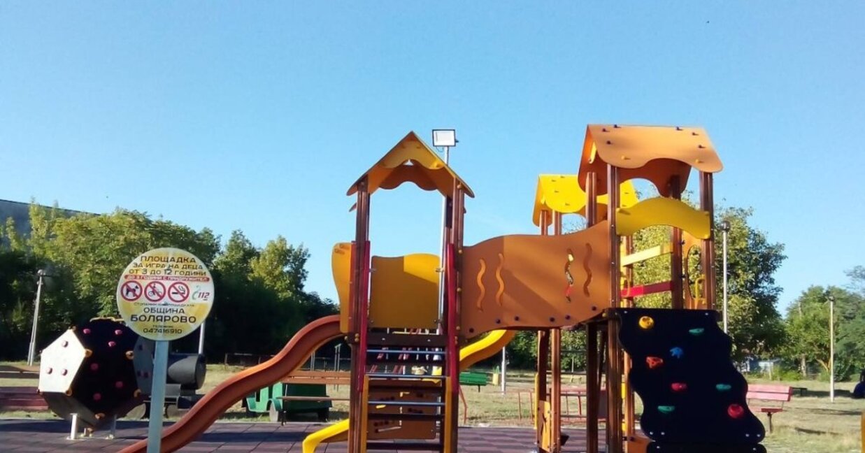 Продължава изграждането на детска площадка в боляровското с. Мамарчево