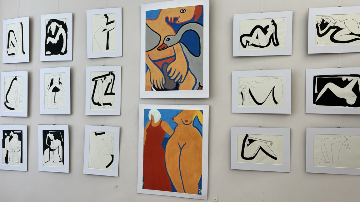 Изложбата му от около 40 живописни платна и малки рисунки е озаглавена "Близо до тялото".