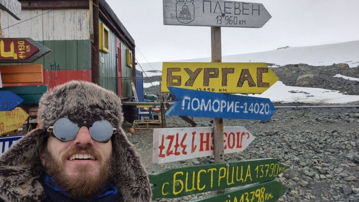 Schild auf der Insel Livingston weist den Weg nach Burgas