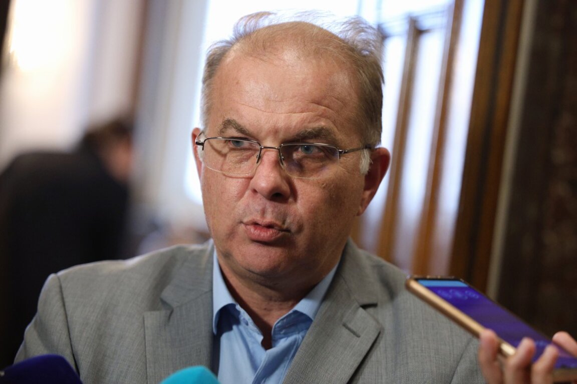 Председателят на парламентарната конституционна комисия Радомир Чолаков