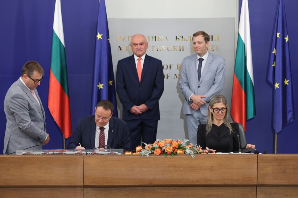 В Гранитна зала на Министерски съвет подписаха договор за доставка на 20 електрически мотрисни влака, финансирани със средства по Плана за възстановяване и устойчивост, 04.09.2024