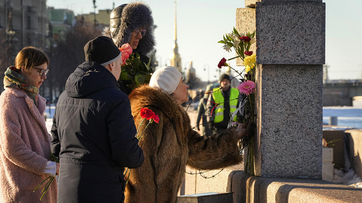 Oameni depun flori în memoria lui Alexei Navalny la Memorialul victimelor represiunii politice din Sankt Petersburg, 18 februarie 2024.