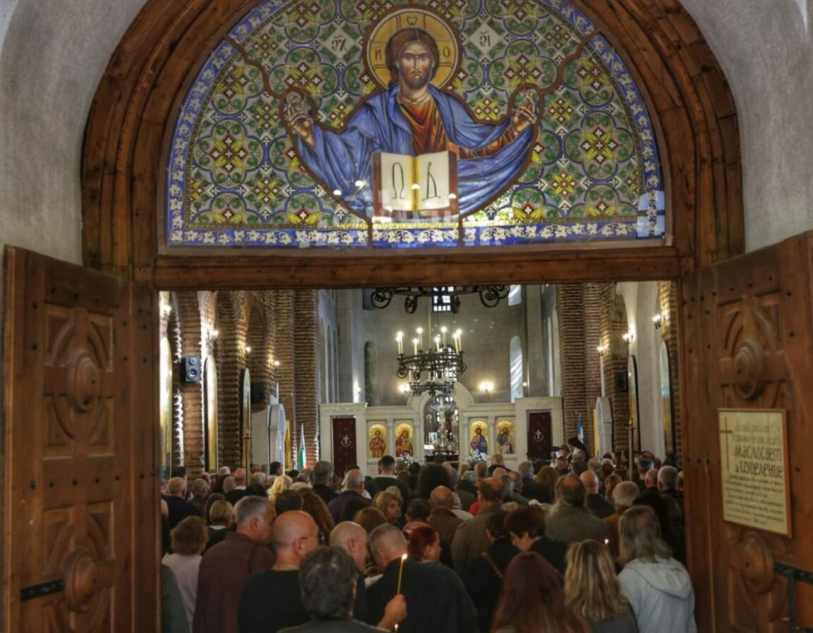 Binlerce kişi efsane rock yıldızı Kiril Mariçkov’u son yolculuğuna uğurladı