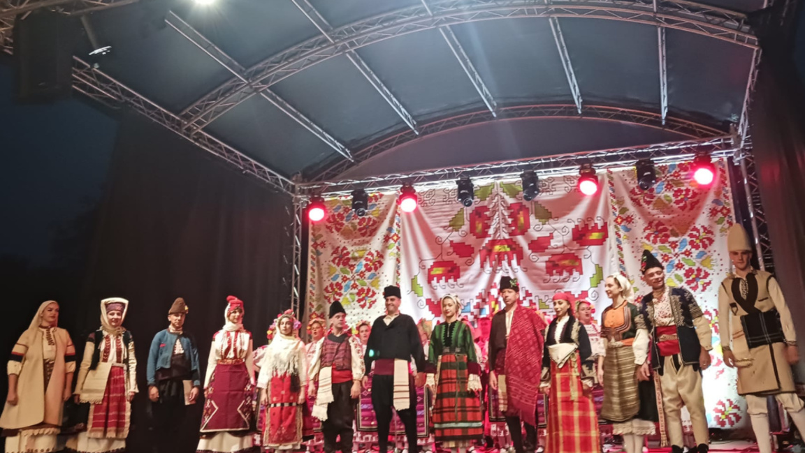 Parada de  costume populare bulgărești  la un Târg  de vinuri din Plevna