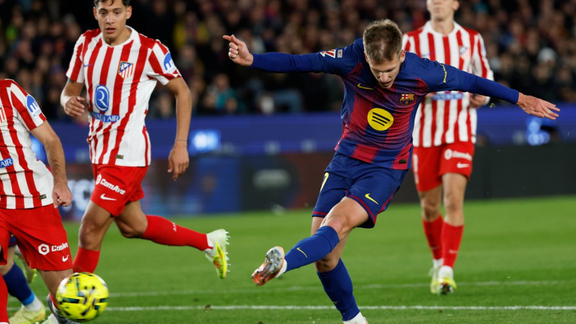 Дани Олмо вкарва втория гол за Барса.