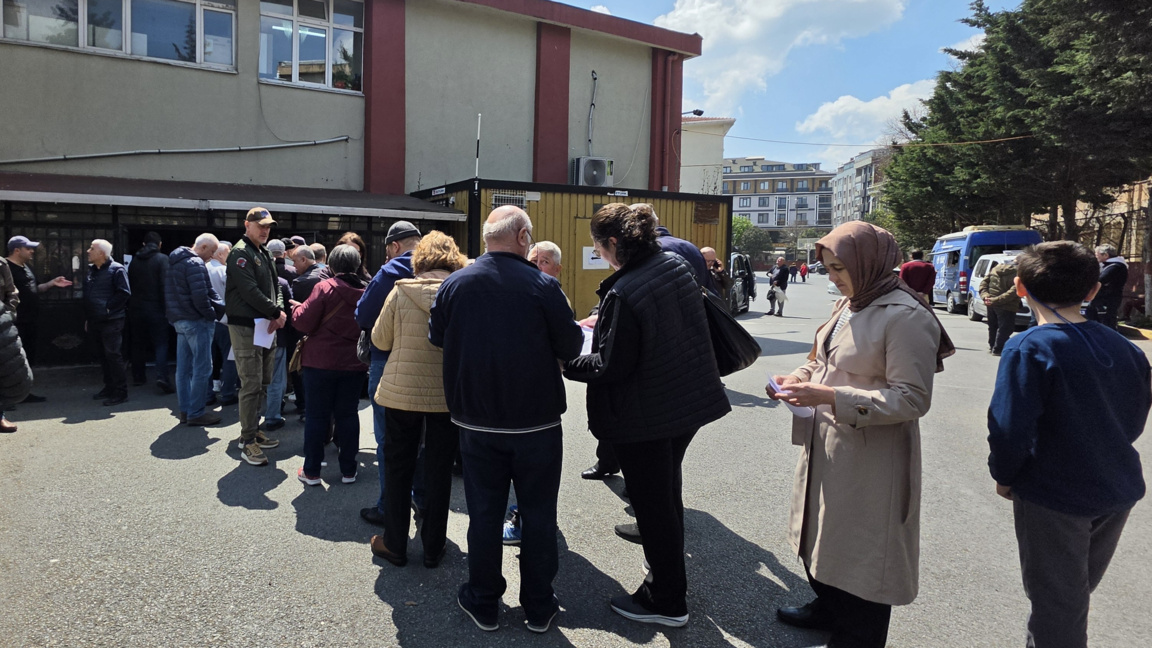 Опашка пред секцията в "Авджълар"