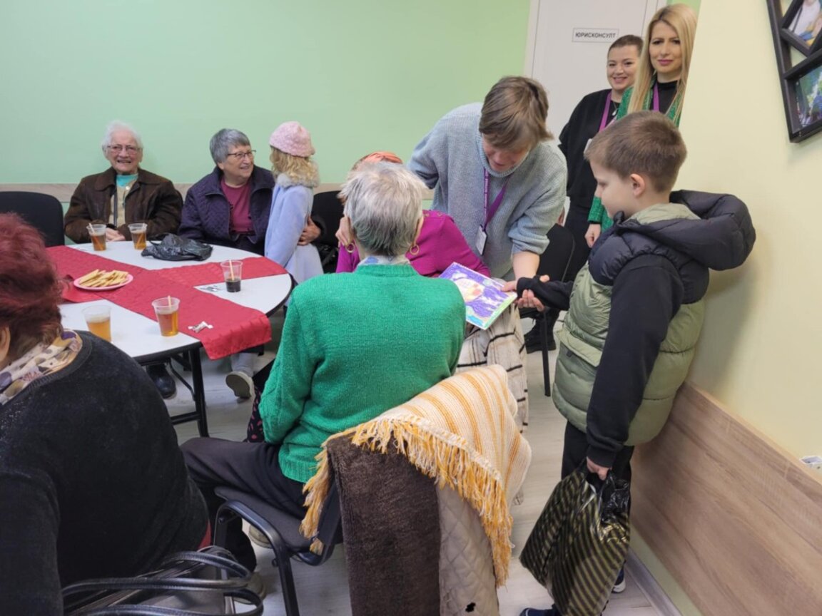 В Бургас раздават над 2500 боядисани яйца и 1500 козунаци на възрастни хора