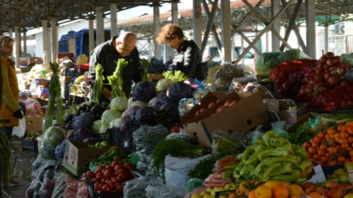 Ръст в цените на едро на плодовете и зеленчуците и спад при основни храни