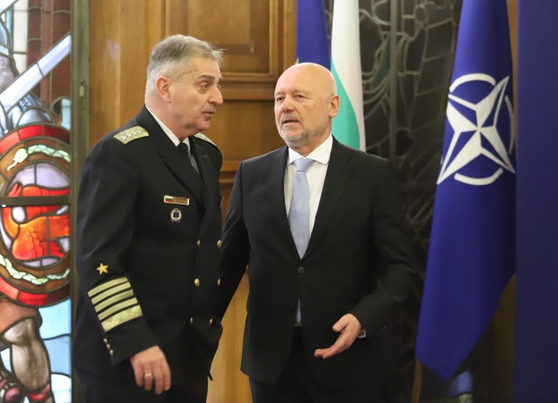 Началникът на отбраната адмирал Емил Ефтимов и министърът на отбраната в оставка Тодор Тагарев