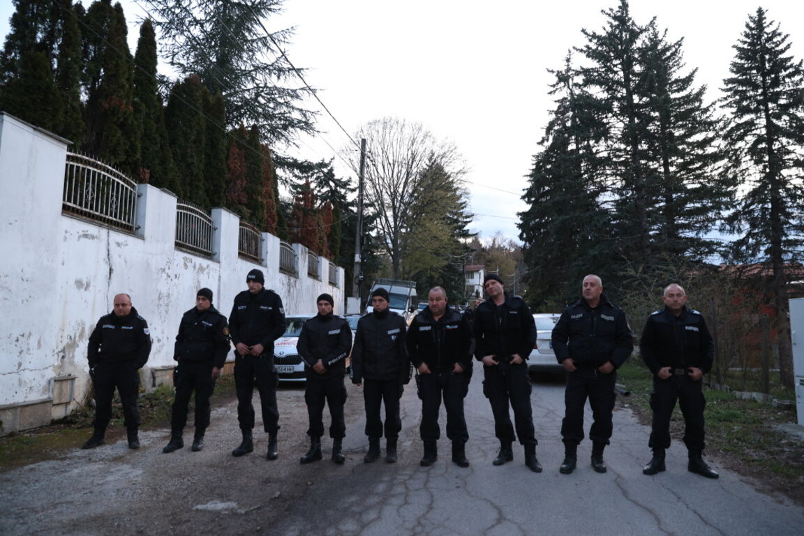 ДПС-ДПС влязоха в „Сараите“ на Доган в Бояна, да проведат заседание на младежкото ДПС-ДПС с почетния председател Ахмед Доган.